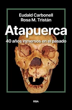 ATAPUERCA. 40 AÑOS INMERSOS EN EL PASADO | 9788411327428 | CARBONELL ROURA, EUDALD/TRISTÁN, ROSA MARÍA
